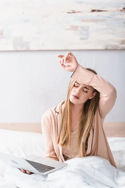 Vermoeide Jonge Freelancer Zijden Badjas Met Laptop Slaapkamer — Stockfoto