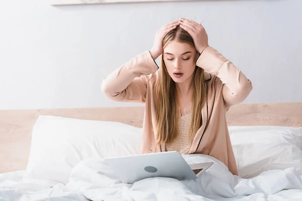 Šokovaný Mladý Volné Noze Hedvábí Župan Při Pohledu Notebook Ložnici — Stock fotografie