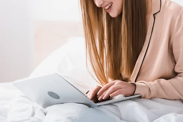 Vista Cortada Sorrir Jovem Freelancer Robe Seda Usando Laptop Quarto — Fotografia de Stock