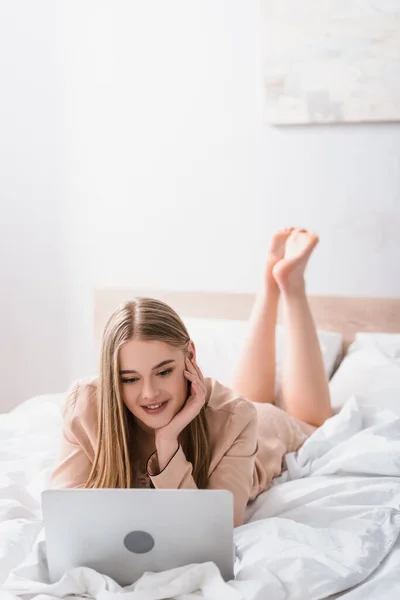 Young Freelancer Silk Robe Lying Bed Using Laptop Bedroom — Stock Photo, Image