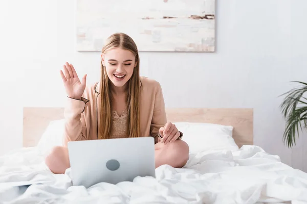 Mujer Feliz Bata Satén Agitando Mano Mientras Tiene Chat Vídeo — Foto de Stock