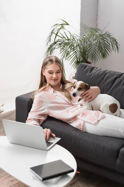 Mujer Alegre Acostada Sofá Con Gato Russell Perro Uso Computadora — Foto de Stock