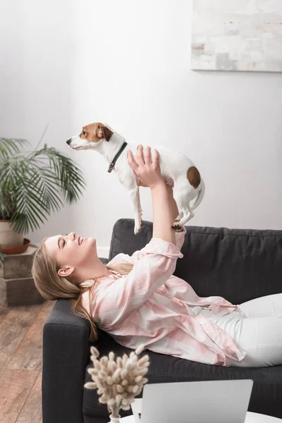 Sonriente Mujer Acostada Sofá Jugando Con Jack Russell Perro — Foto de Stock