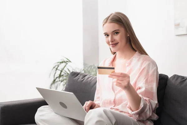 Jovem Sorrindo Mulher Segurando Cartão Crédito Perto Laptop Enquanto Shopping — Fotografia de Stock