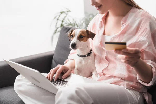 Vue Recadrée Femme Heureuse Tenant Carte Crédit Près Chien Ordinateur — Photo