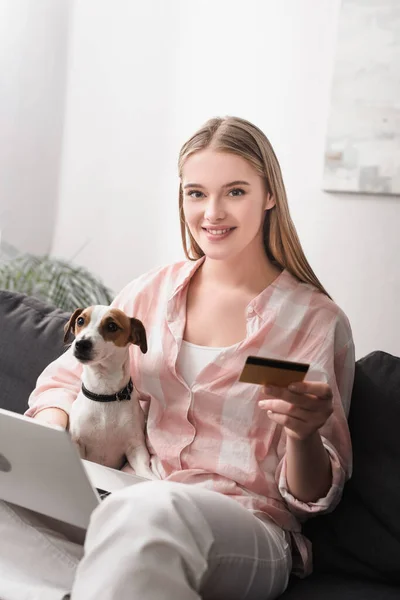 Sorrindo Mulher Segurando Cartão Crédito Perto Jack Russell Terrier Laptop — Fotografia de Stock