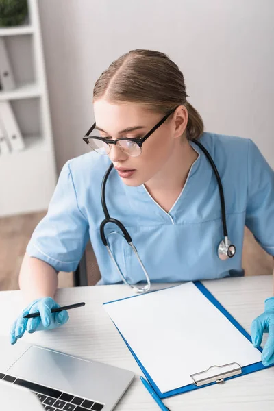Young Veterinarian Latex Gloves Using Laptop Clipboard Table — Stock Photo, Image