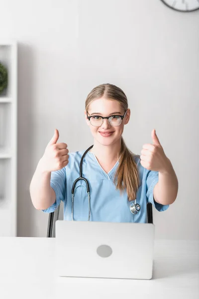 Cheerful Veterinarian Glasses Showing Thumbs Laptop Desk — Stock Photo, Image