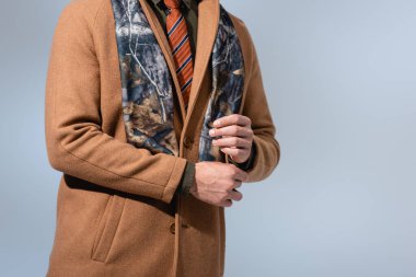 Kışlık montlu trend bir adamın gri üzerinde kısmi görüntüsü