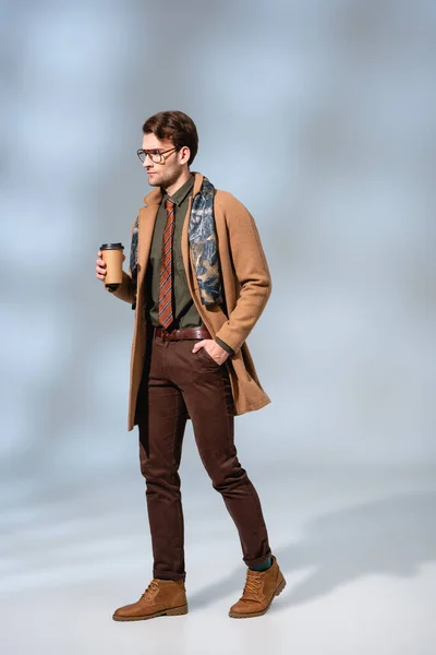 Longitud Completa Del Hombre Moda Abrigo Invierno Sosteniendo Taza Papel —  Fotos de Stock