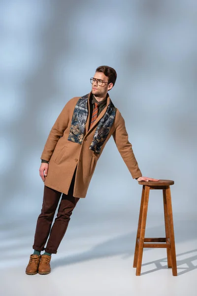 Full Length Stylish Man Winter Outfit Glasses Leaning Wooden Chair — Stock Photo, Image