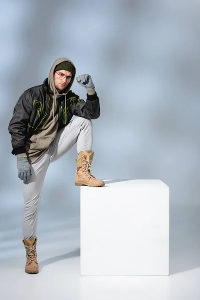 Volledige Lengte Van Jonge Trendy Man Met Hoed Handschoenen Anorak — Stockfoto