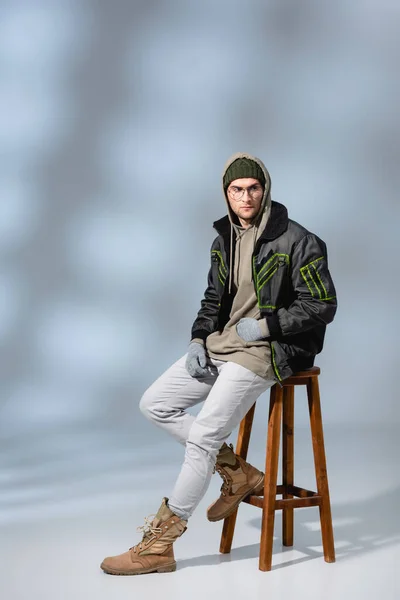 Full Längd Trendig Man Hatt Och Anorak Sitter Med Handen — Stockfoto