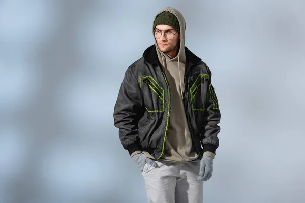 Uomo Alla Moda Occhiali Cappello Anorak Guanti Piedi Con Mano — Foto Stock