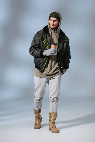 Volledige Lengte Van Jonge Trendy Man Hoed Hoodie Anorak Poseren — Stockfoto