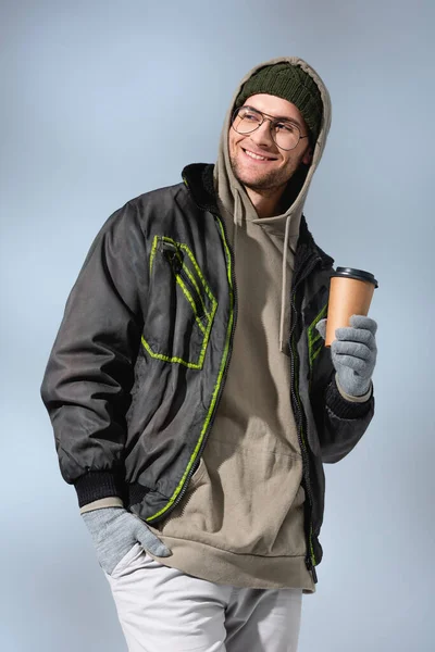 Homem Alegre Óculos Chapéu Anorak Luvas Segurando Copo Papel Enquanto — Fotografia de Stock