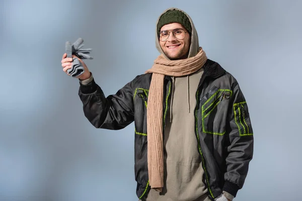 Hombre Alegre Parka Sosteniendo Guantes Sonriendo Gris — Foto de Stock