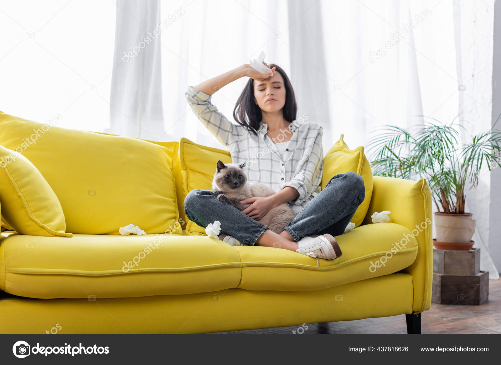 Junges Mädchen masturbiert auf dem Sofa Junges Mädchen masturbiert auf dem Sofa