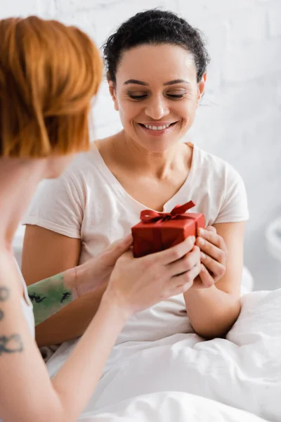 Rossa Donna Lesbica Che Presenta Confezione Regalo Alla Fidanzata Afro — Foto Stock