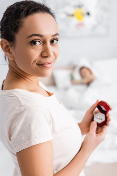 Lächelnde Afroamerikanerin Mit Schmuckschatulle Und Ring Während Ihre Lesbische Freundin — Stockfoto