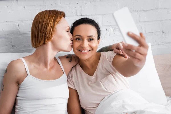 Redhead Lesbian Woman Kissing African American Girlfriend Taking Selfie Smartphone — Stock Photo, Image