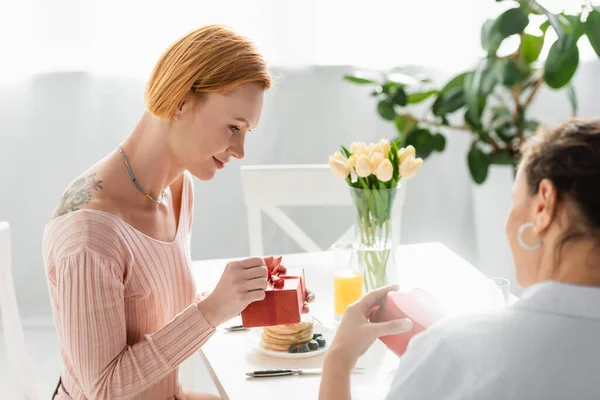 Pareja Lesbiana Interracial Sosteniendo Cajas Regalo Durante Desayuno Día San — Foto de Stock