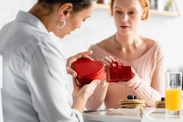 Foyer Sélectif Couple Lesbien Interracial Ouvrir Des Boîtes Cadeaux Pendant — Photo