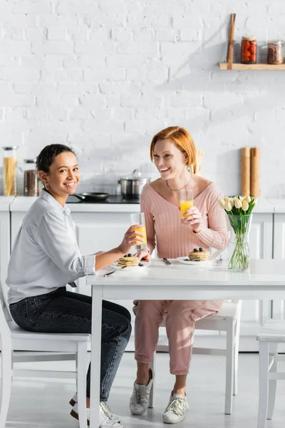 Feliz Africana Americana Mujer Mirando Cámara Durante Desayuno Con Pelirroja — Foto de Stock