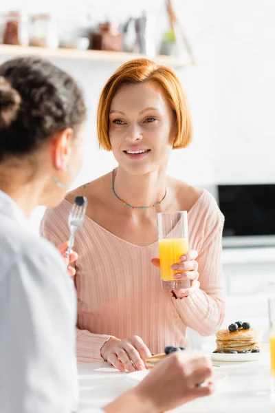 Pelirroja Lesbiana Sosteniendo Jugo Naranja Cerca Afroamericana Novia Con Arándano — Foto de Stock