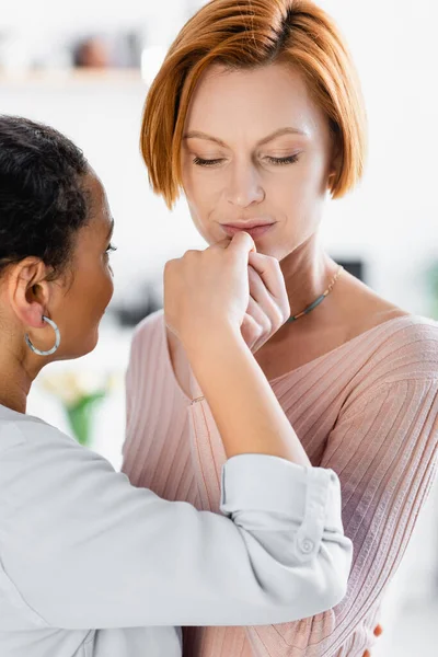 Roodharige Lesbische Vrouw Holding Hand Van Afrikaanse Amerikaanse Vriendin Thuis — Stockfoto