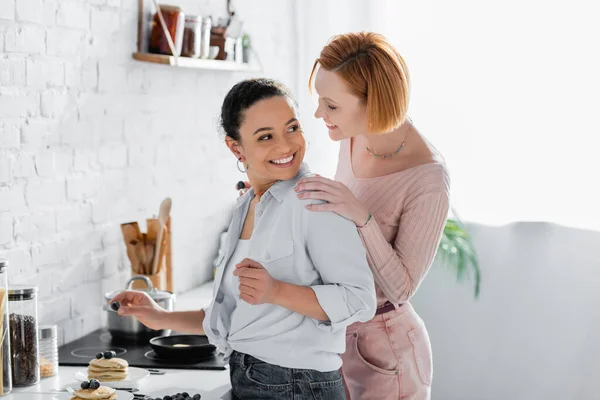 Pelirroja Lesbiana Mujer Abrazando Hombros Feliz Africana Americana Novia Sirviendo — Foto de Stock