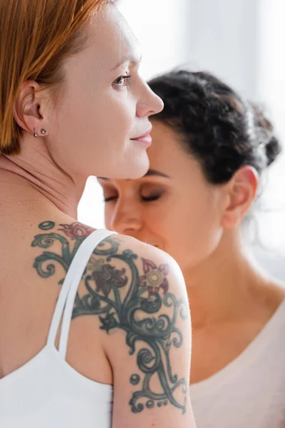 Tattooed Lesbian Woman African American Girlfriend Closed Eyes Blurred Background — Stock Photo, Image