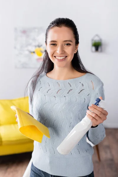 Jonge Vrouw Houden Wasmiddel Spray Doek Terwijl Glimlachen Camera — Stockfoto