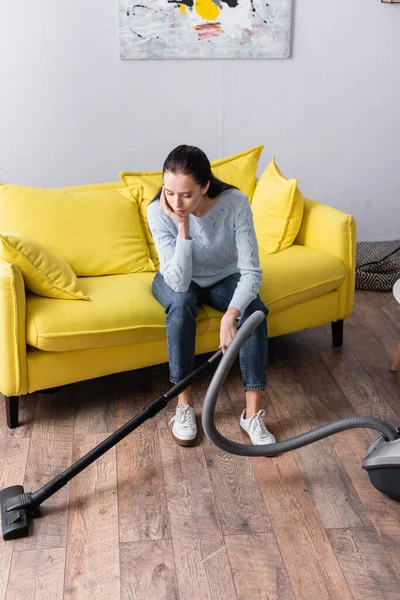 Ibu Rumah Tangga Lelah Duduk Sofa Kuning Dekat Vacuum Cleaner — Stok Foto