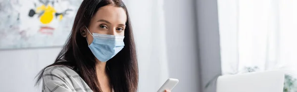 Αλλεργική Γυναίκα Ιατρική Μάσκα Κοιτάζοντας Κάμερα Ενώ Κρατώντας Smartphone Πανό — Φωτογραφία Αρχείου