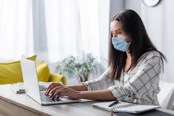 Freelancer Máscara Médica Digitando Laptop Perto Notebooks Casa — Fotografia de Stock