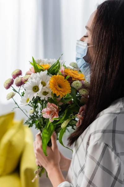 Mulher Alérgica Máscara Médica Segurando Flores Com Olhos Fechados — Fotografia de Stock