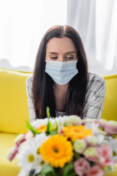 Orolig Allergisk Kvinna Medicinsk Mask Sitter Nära Blommor Suddig Förgrund — Stockfoto