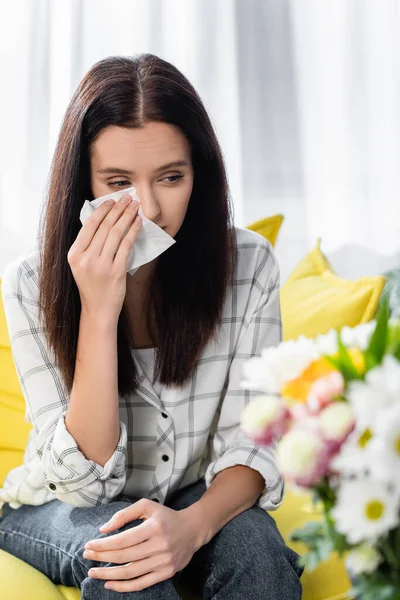 Mujer Alérgica Limpiando Lágrimas Cerca Las Flores Primer Plano Borroso — Foto de Stock