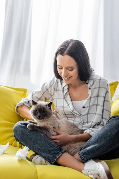 Mujer Feliz Sentada Sofá Con Las Piernas Cruzadas Acurrucado Gato — Foto de Stock