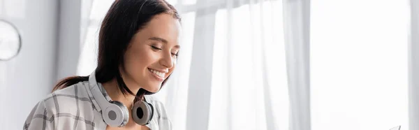 Mulher Alegre Com Fones Ouvido Sem Fio Pescoço Sorrindo Casa — Fotografia de Stock