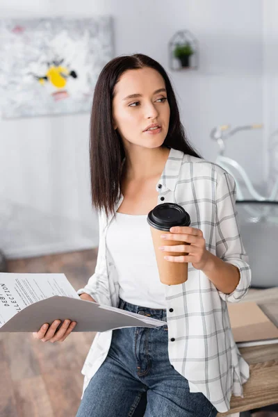 Junge Freiberuflerin Schaut Weg Während Sie Papiermappe Und Coffee Der — Stockfoto