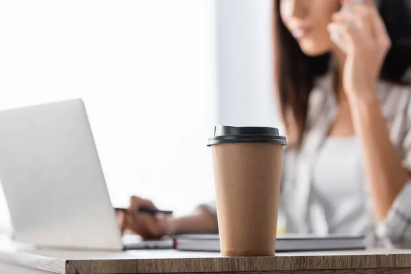 Enfoque Selectivo Taza Papel Cerca Freelancer Cuaderno Primer Plano Borrosa — Foto de Stock