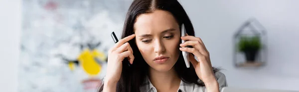 Upset Woman Talking Mobile Phone While Holding Pen Banner — Stock Photo, Image