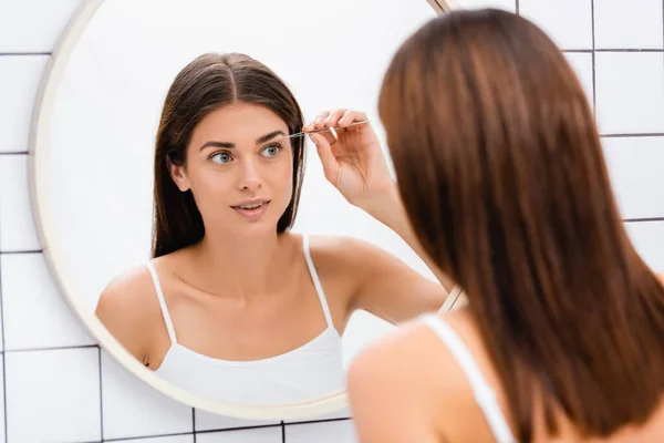 Young Woman White Singlet Tweezing Eyebrows Mirror Bathroom — Stock Photo, Image