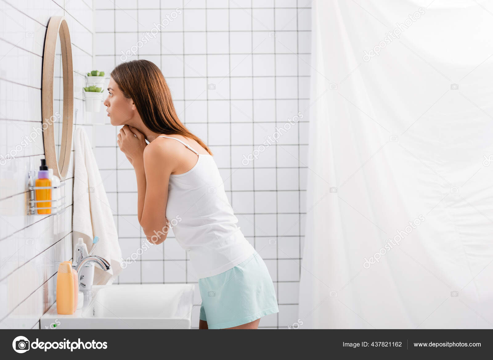 женщина перед зеркалом в ванной. женщина перед зеркалом в ванной. комната для девушки. фотосессия в ванной у зеркала. перед зеркалом в ванной.