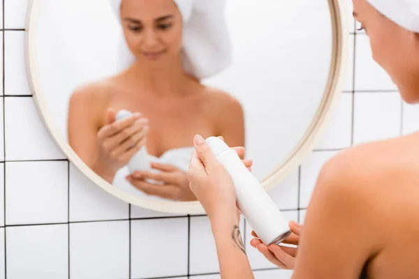 Mujer Joven Sosteniendo Desodorante Baño Cerca Reflejo Borroso Espejo — Foto de Stock