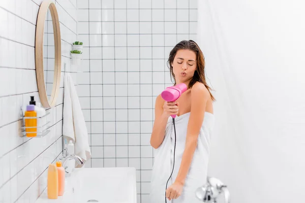 Mujer Joven Envuelta Toalla Blanca Cantando Con Secador Pelo Baño —  Fotos de Stock