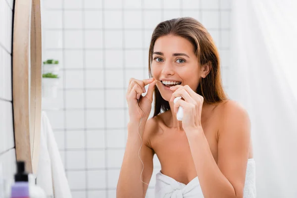 Young Woman Looking Camera While Cleaning Teeth Dental Floss Bathroom — Stock Photo, Image