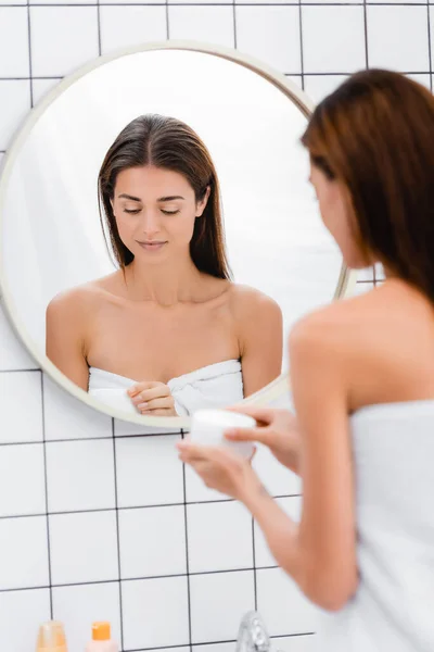 Mujer Joven Envuelta Toalla Blanca Apertura Crema Cosmética Cerca Del — Foto de Stock